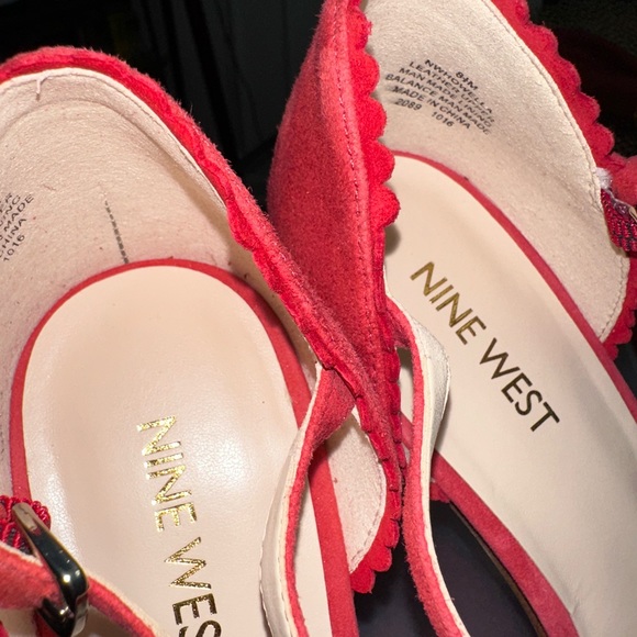 Red pumps - Picture 7 of 7